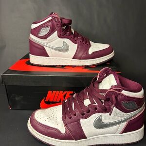 Nike Air Jordan 1 High in Burgundy and Black Bordeaux GS size 6.5